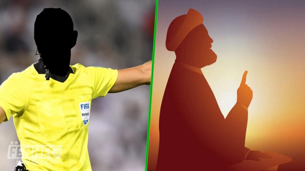 Insolite – Algérie : En plein match un arbitre quitte le stade pour faire la prière Arbitre en prière sur le terrain de football en Algérie.