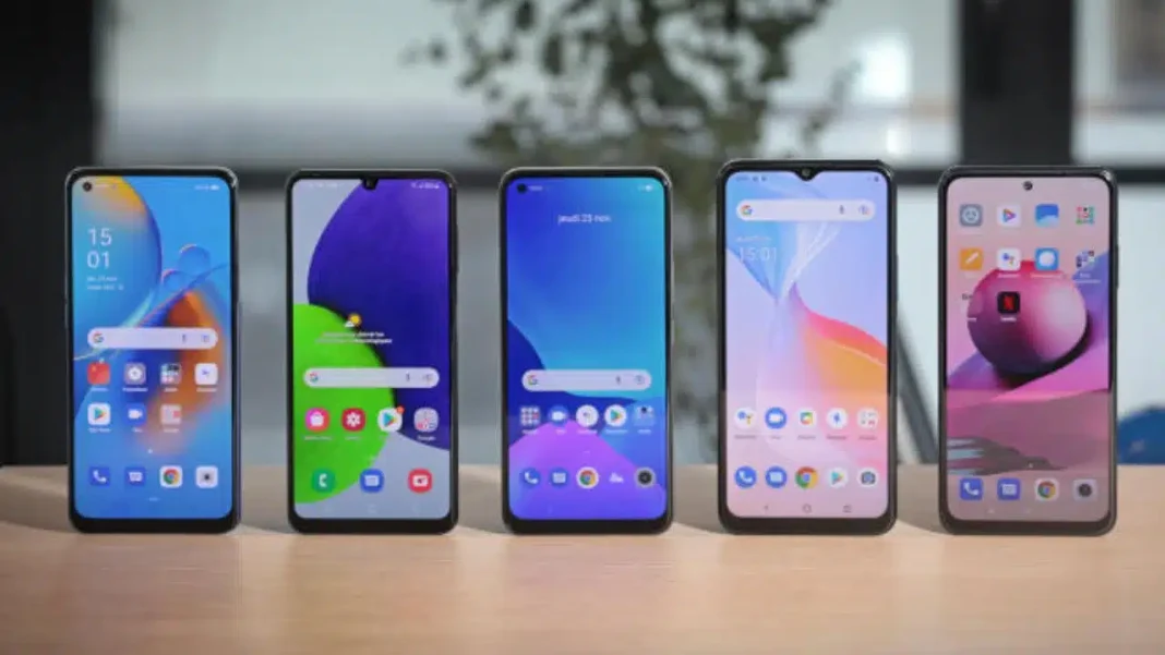 Algérie : baisse des prix des smartphones. Découvrez la raison. Gamme de smartphones modernes affichés sur une table.