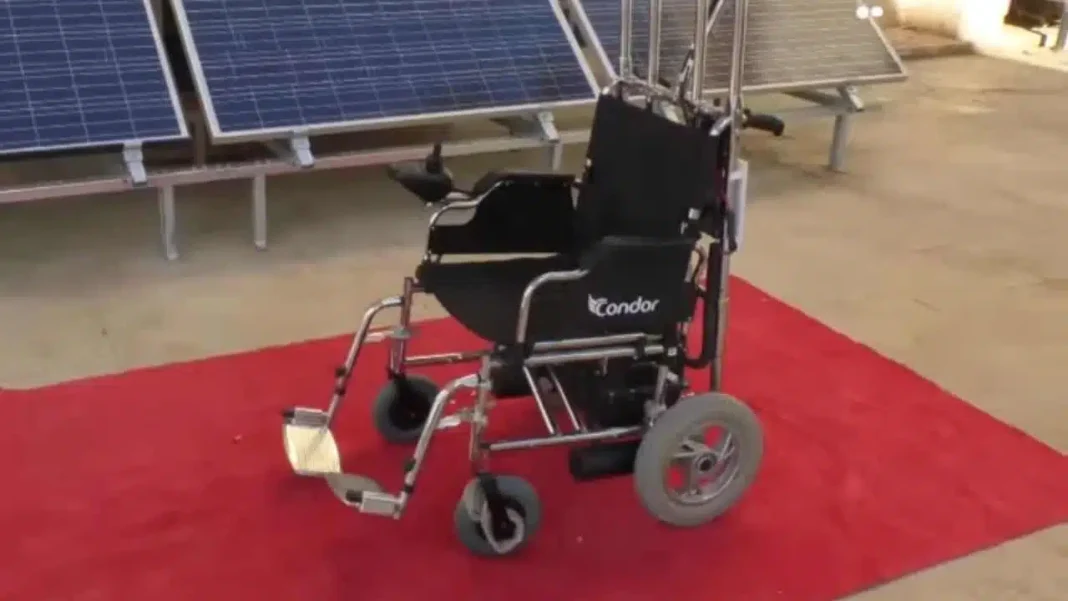 Incroyable…mais vrai ! Condor Electronics met au point un fauteuil roulant à énergie solaire Fauteuil roulant à énergie solaire avec panneaux solaires.