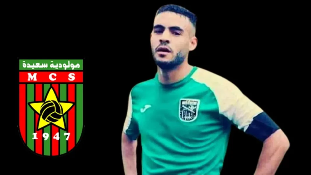 De grosses révélations sur Le footballeur algérien Sofiane Loukar décédé sur le terrain Footballeur algérien Sofiane Loukar en maillot vert, logo de MCS à côté.