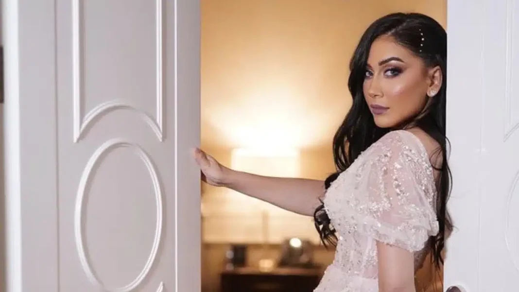 Algérie : Farah Yasmine annonce son mariage Femme en robe de mariage élégante avec maquillage sophistiqué.