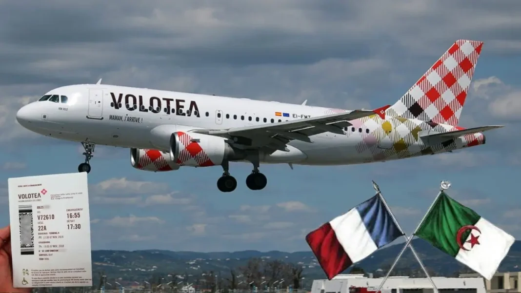 Marseille – Alger : Découvrez les prix alléchants de Volotea Avion Volotea survolant la mer avec drapeaux français et algérien.