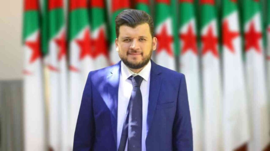 Jeune entrepreneur en Algérie Jeune homme en costume avec drapeaux algériens en arrière-plan.