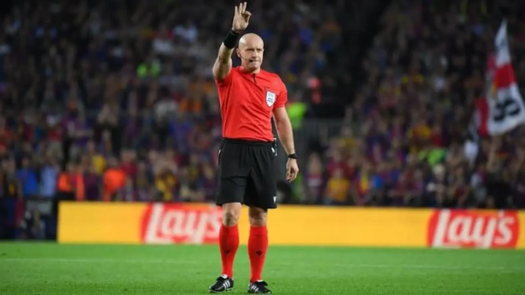 Arbitrage polonais pour la finale de la Coupe du monde Arbitre de football levant la main lors d'un match.