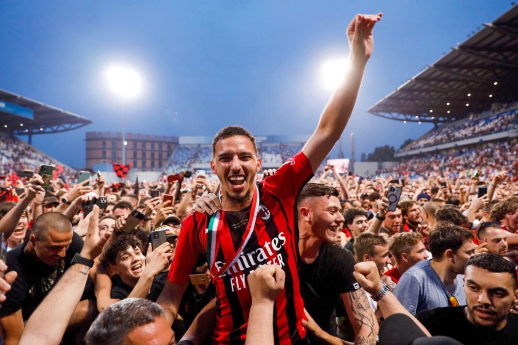 Algérie : L’offre folle du Milan AC pour Bennacer ! Joueur du Milan AC célébrant avec des fans lors d'un match.