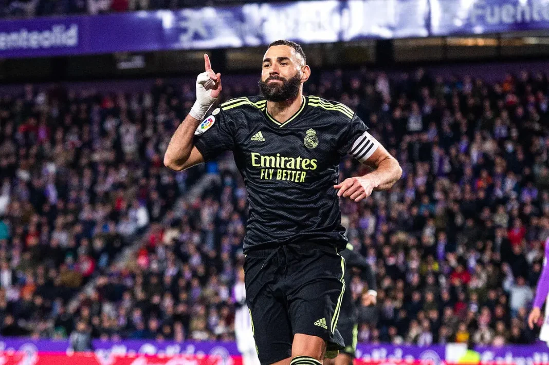 Benzema célèbre son but Karim Benzema en action lors d'un match de football avec Real Madrid.