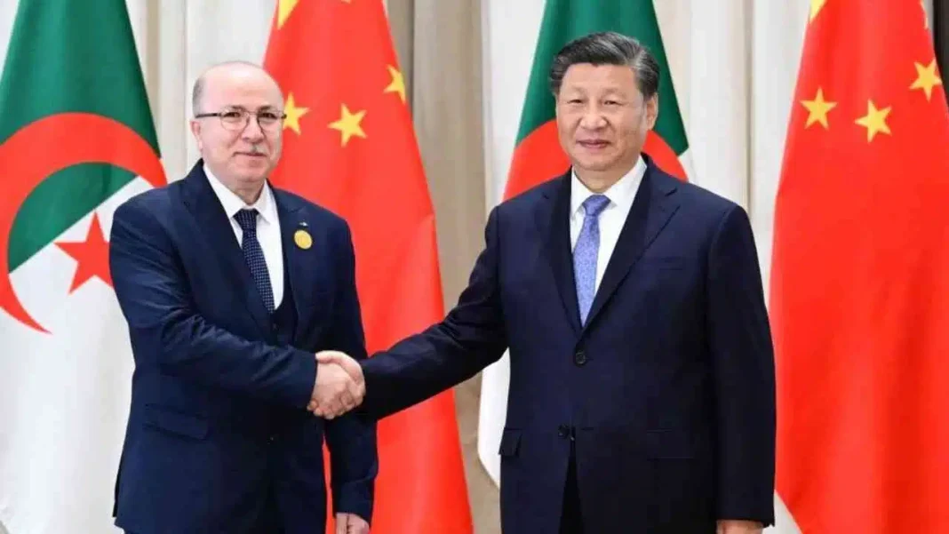 Chine: le Premier ministre algérien en tête à tête avec le président de la Chine Xi Jinping Le Premier ministre algérien et Xi Jinping se serrent la main lors d'une rencontre officielle.