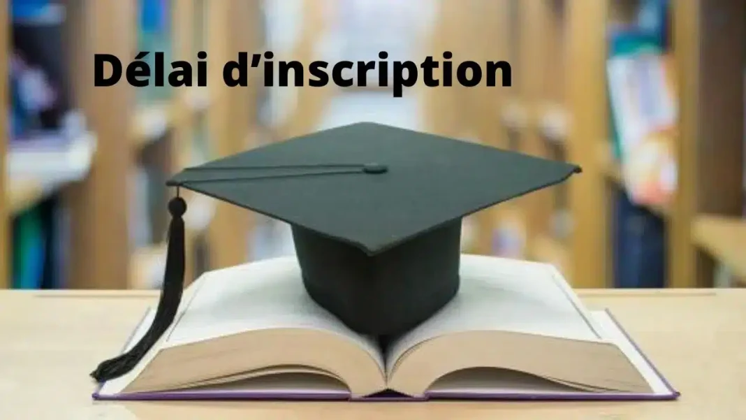 Algérie: le délai d’inscription du concours doctorat 2023 sera prolongé Chapeau de diplômé sur un livre ouvert dans une bibliothèque.
