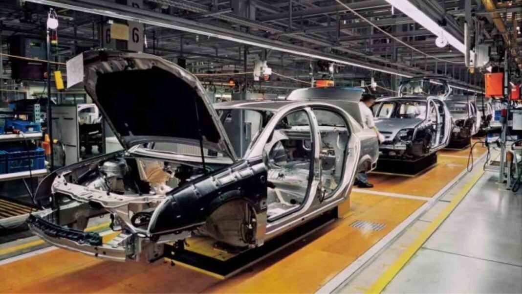 Ligne d'assemblage automobile avec étudiants en mécanique.