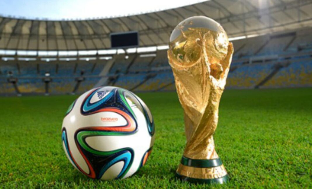 Coupe du Monde 2022 : Finale France-Algérie Ballon de football et trophée de la Coupe du Monde 2022 sur le terrain.