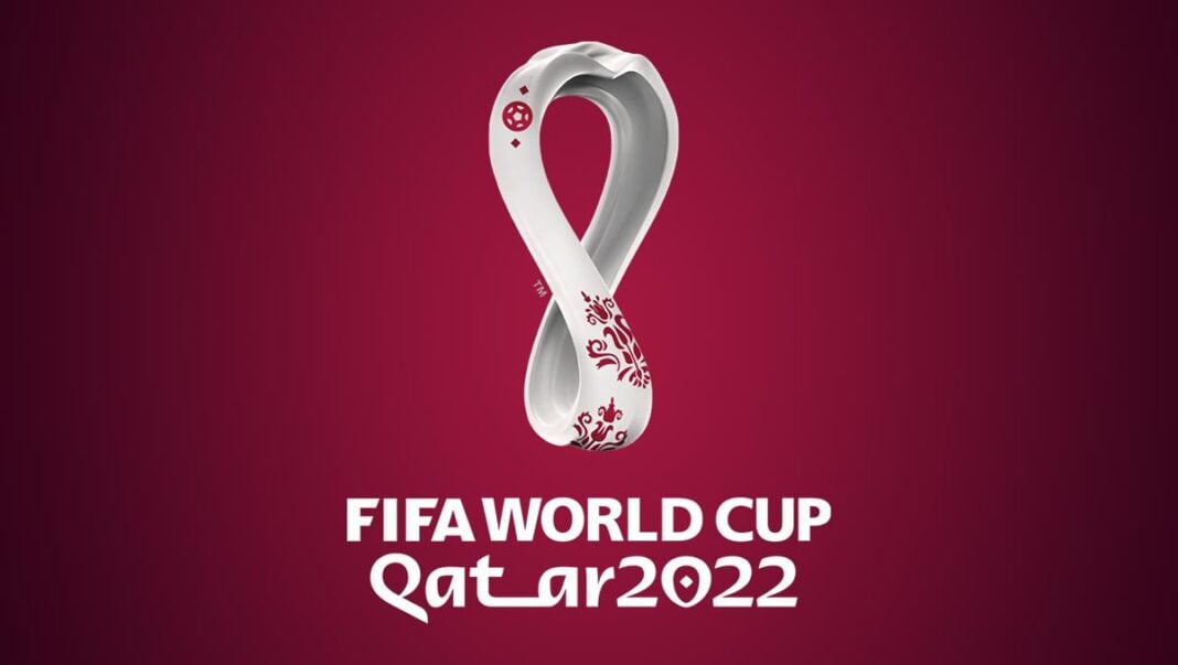 Logo de la Coupe du Monde FIFA 2022 au Qatar sur fond rouge.