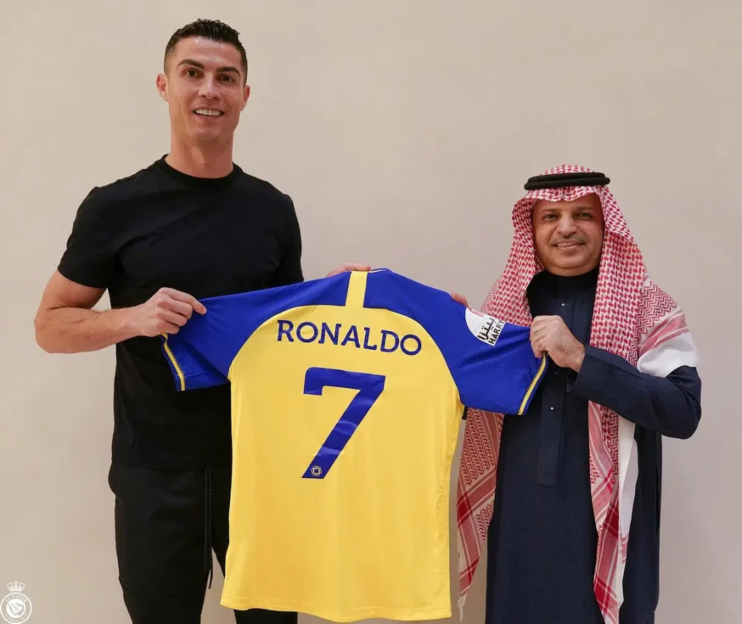 Incroyable mercato ! Cristiano Ronaldo signe à Al-Nassr Cristiano Ronaldo avec un maillot d'Al-Nassr lors de sa signature.