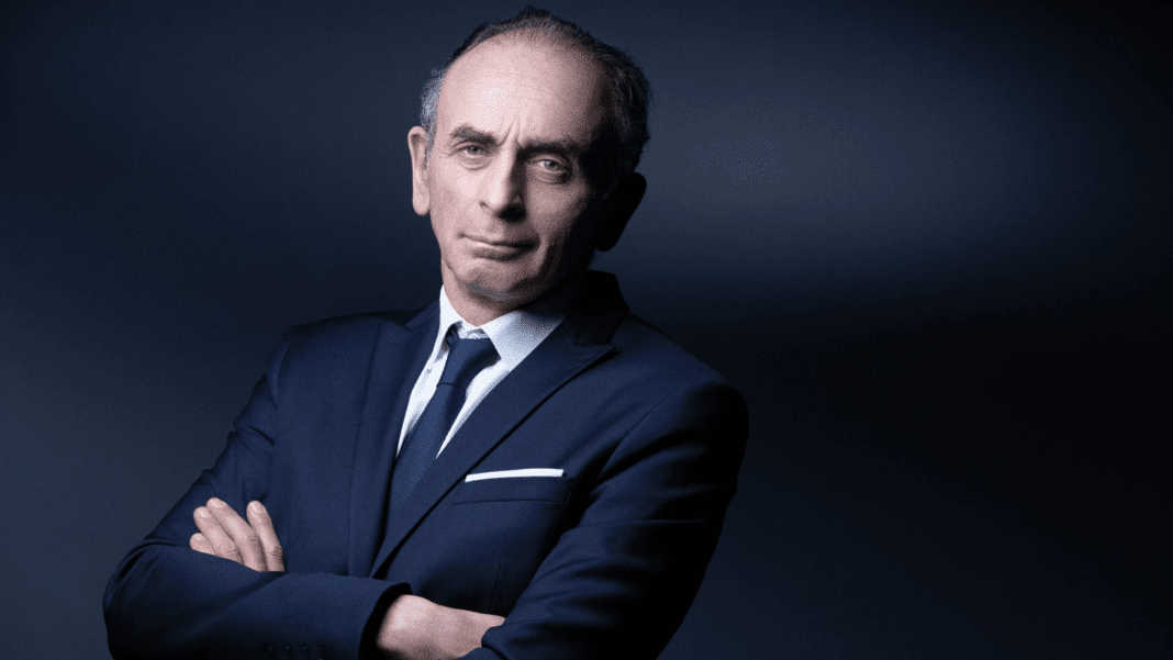Qui est Éric Zemmour ? L’homme aux origines berbères qui critique les joueurs de l’équipe de France Portrait d'Éric Zemmour, homme politique français aux origines berbères.