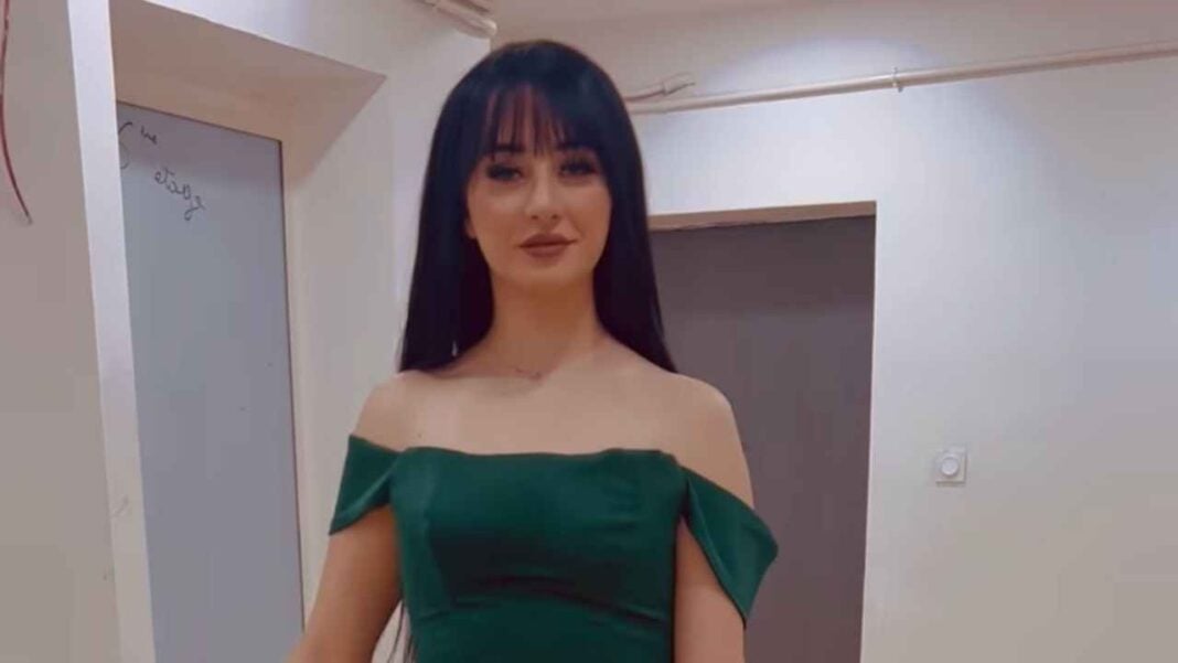 Célia Limam lors d'un événement L'influenceuse algérienne Célia Limam en robe verte élégante.