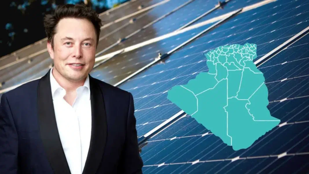 Impressionnant ! Elon Musk opine sur le potentiel de l’Algérie en matière d’énergie solaire Elon Musk devant un panneau solaire avec une carte de l'Algérie.