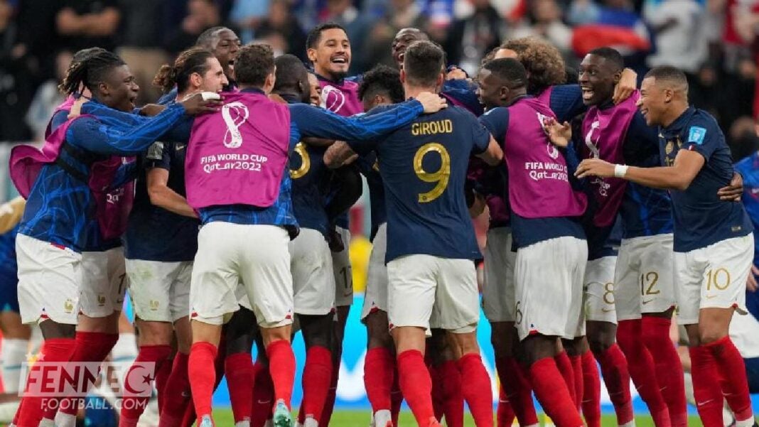 Les joueurs de France et Maroc en célébration sur le terrain.