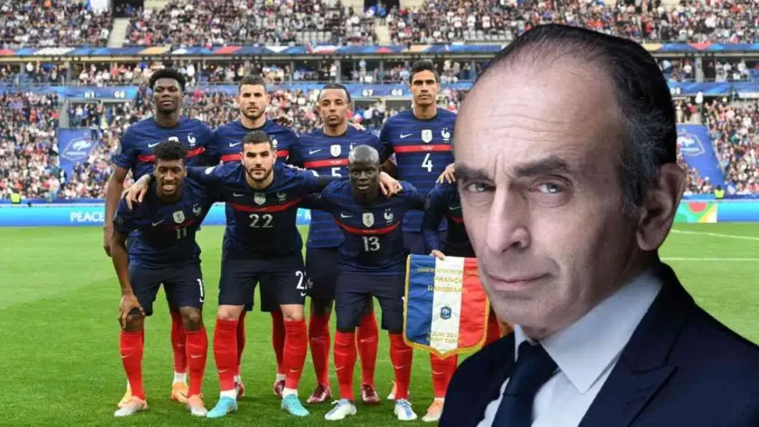 Groupe de joueurs de football français avec un homme en costume.