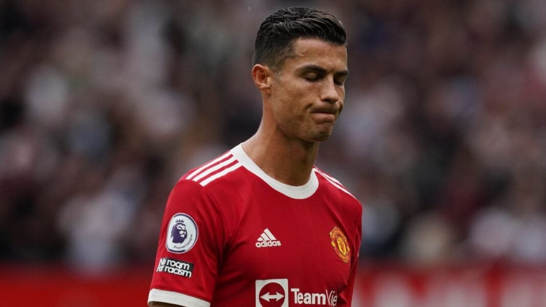 Rivaldo tente de mettre Cristiano Ronaldo sur de bons rails Cristiano Ronaldo lors d'un match en Algérie, portant le maillot rouge de Manchester United.