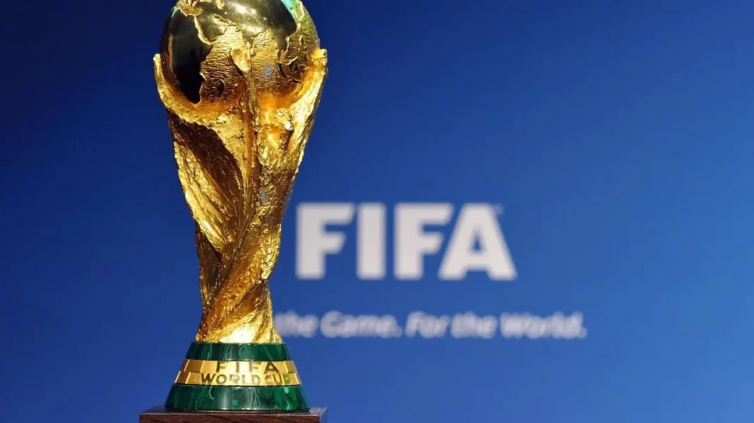 Mondial 2022 : voici le classement des sélections africaines, selon FIFA Trophée doré de la Coupe du Monde FIFA sur fond bleu.