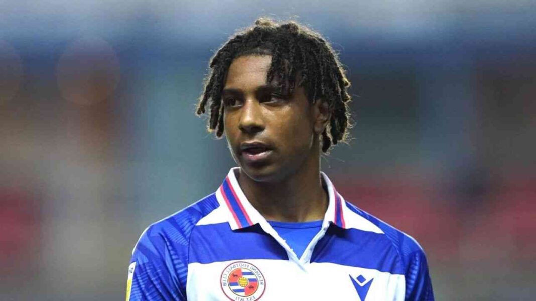 Footballeur Michael Olise portant le maillot de Reading FC.