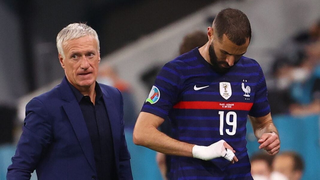 Didier Deschamps et un joueur français lors d'un match de football.