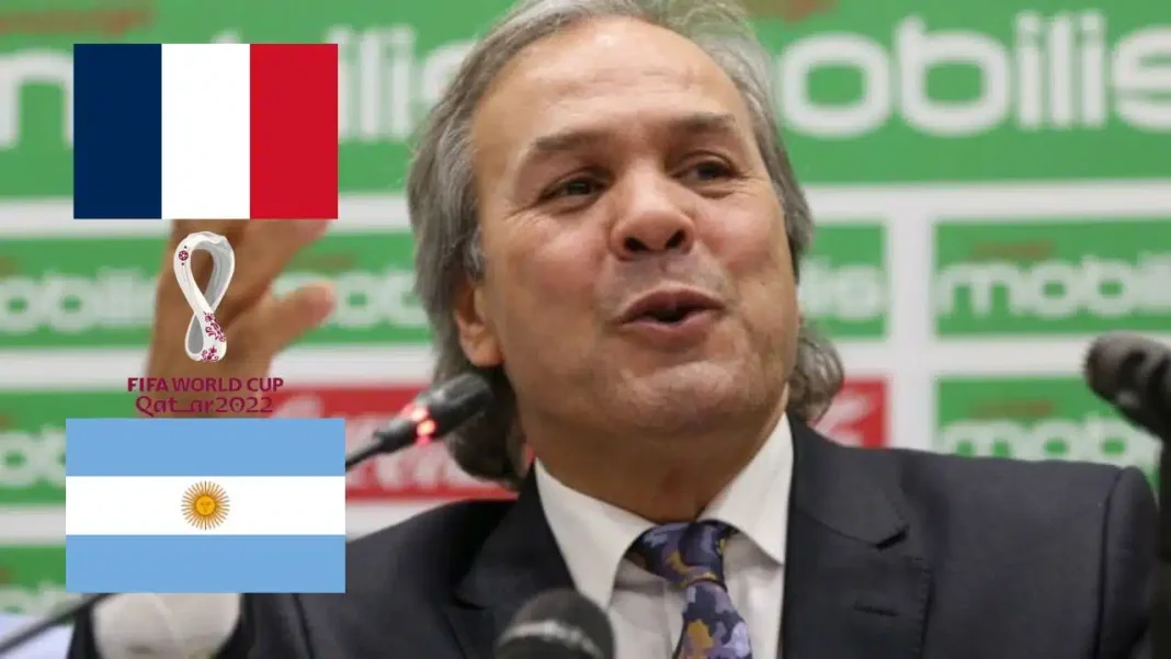 Rabah Madjer lors d'une conférence de presse avec drapeau français et argentin en arrière-plan.