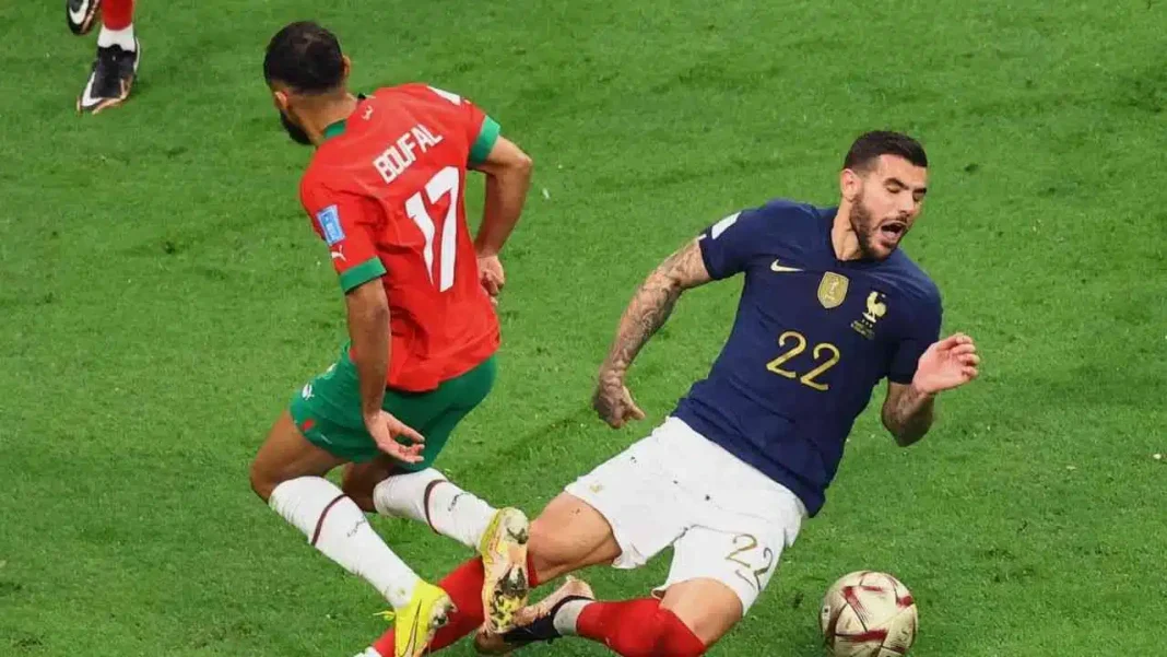 Joueur français en action lors du match France Maroc 2022.