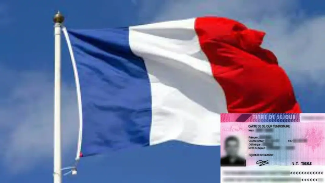 Drapeau français flottant dans le ciel avec titre de séjour en premier plan.