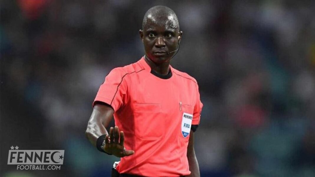 Arbitre de football en pleine décision lors d'un match.