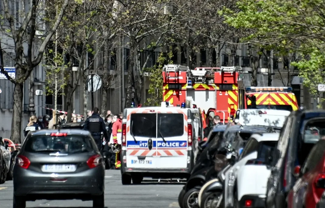 Fusillade à Paris: intervention policière Intervention policière lors d'une fusillade à Paris, véhicules d'urgence sur place.