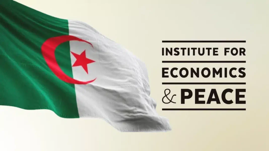 Indice mondial de sécurité : Découvrez la position de l’Algérie dans le classement 2022. Drapeau algérien flottant avec logo de l'Institut pour l'économie et la paix.