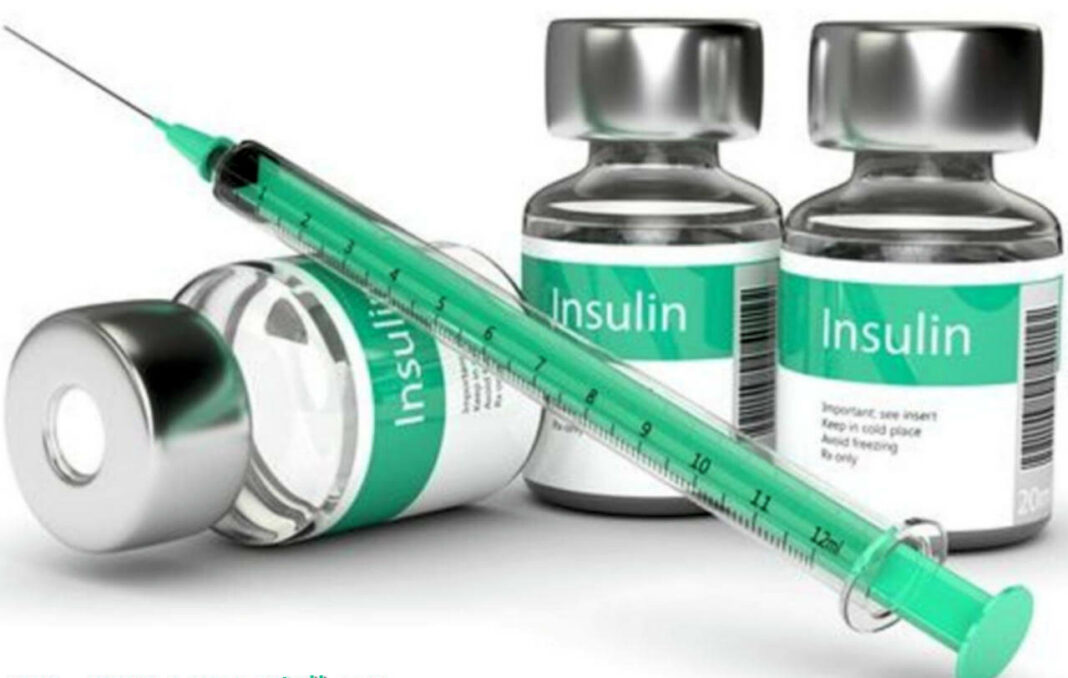 Vials d'insuline avec seringue pour traitement du diabète.