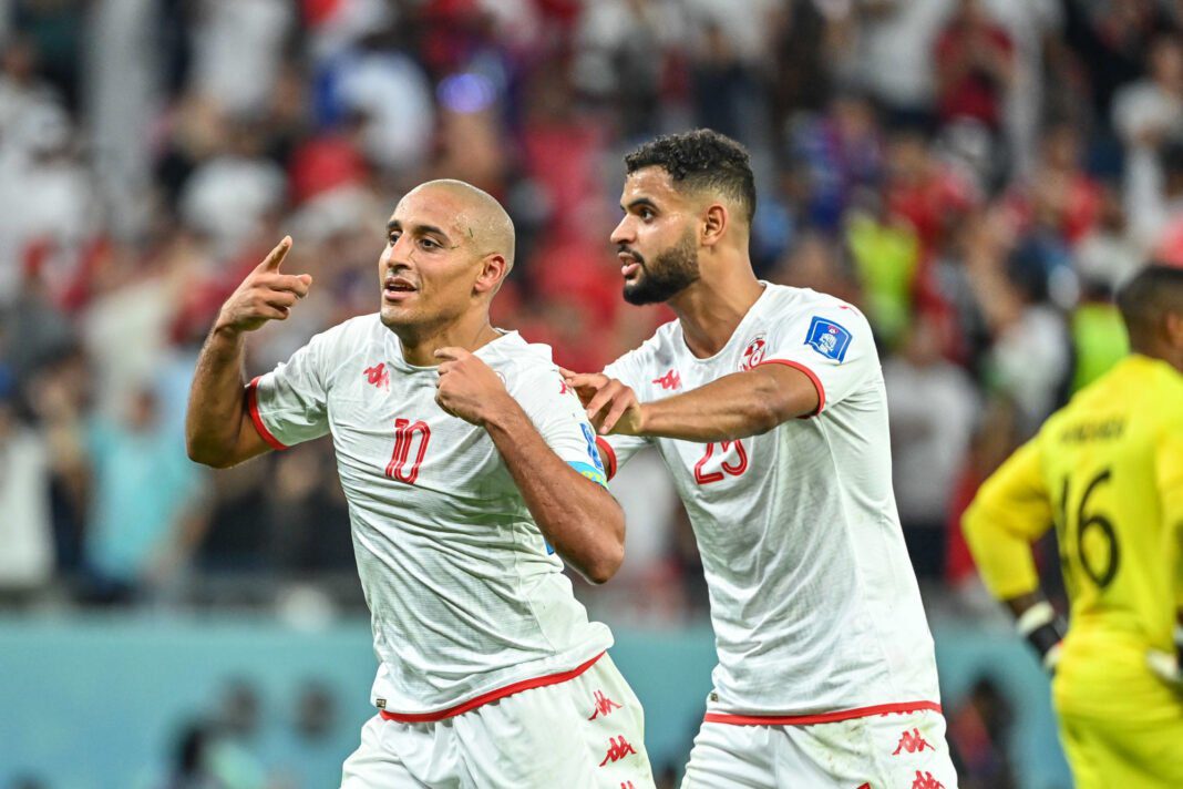 Tunisie: Wahbi Kazri arrête avec la sélection Wahbi Kazri célèbre un but avec un coéquipier lors d'un match de football.