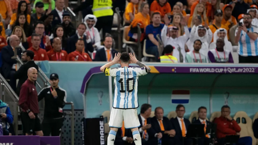 Messi célèbre son but devant l'entraîneur des Pays Lionel Messi célébrant son but lors d'un match de la Coupe du Monde FIFA 2022.