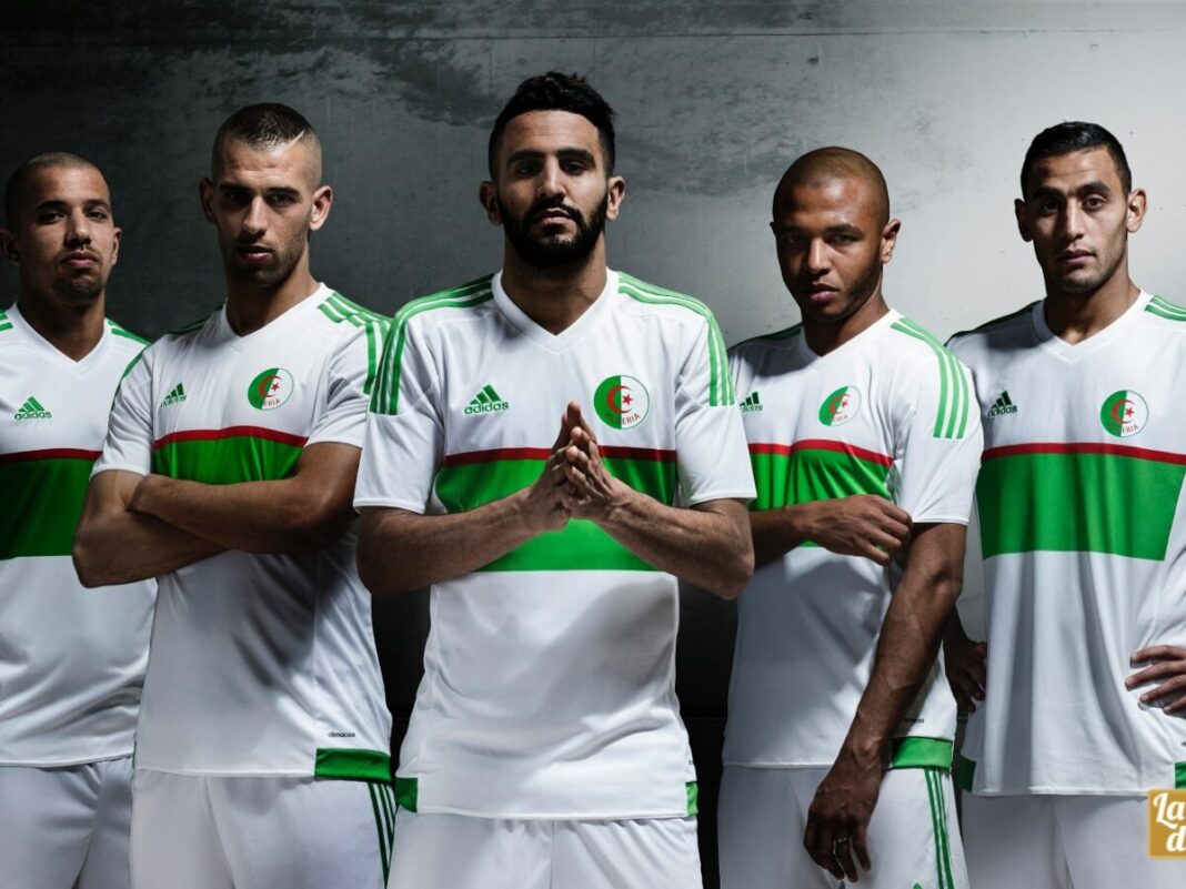 Foot : Entre les Fennecs et la marque Adidas, l’aventure se poursuit. Cinq joueurs de football algériens en tenue officielle.