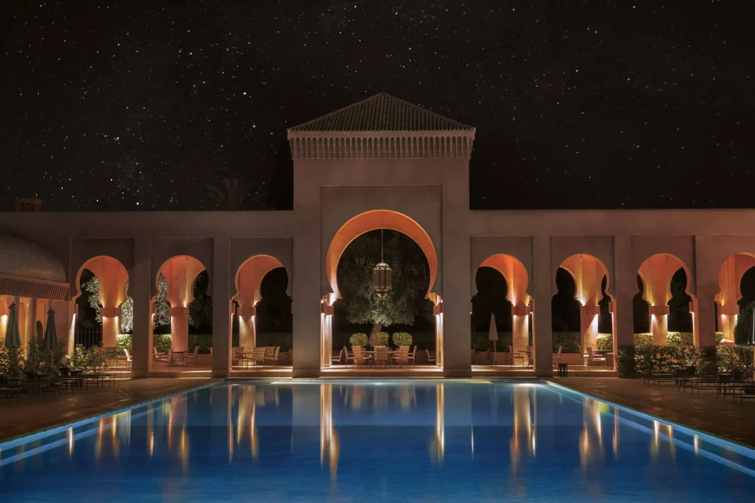 Vacances de fin d’année : le Maroc trouve de place dans le cœur des Français Palais marocain avec piscine et ciel étoilé en arrière-plan.