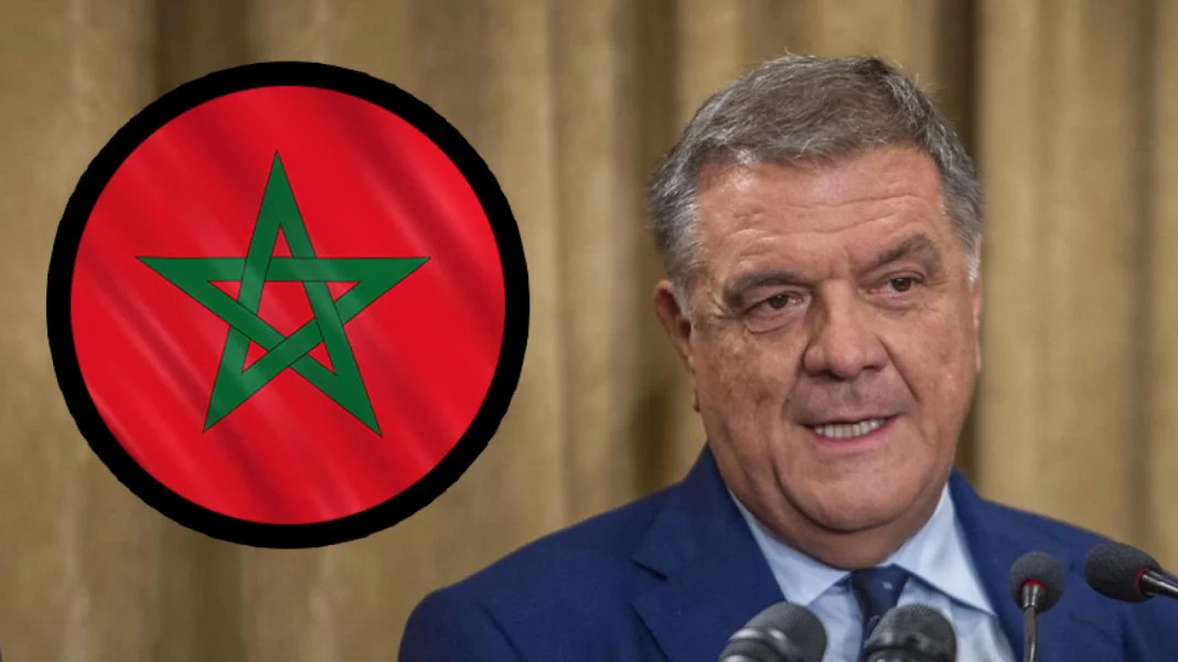 Confessions choquantes du député italien à l’UE : Nous avons reçu de l’argent en échange du refus de rendre des décisions contre le Maroc Député italien parlant avec drapeau du Maroc en arrière-plan.