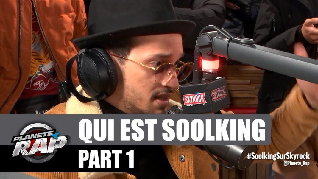 Soolking lors d'une interview en France avec casque et micro.