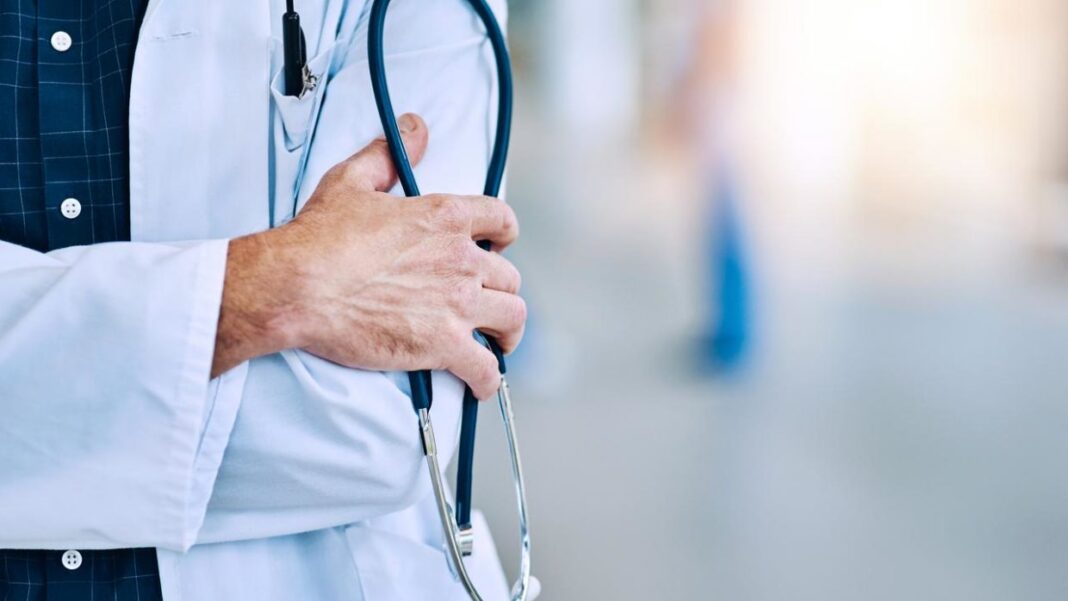 France : Refus de renouvellement de titre de séjour à un médecin algérien par la préfecture. Médecin en blouse blanche tenant un stéthoscope.