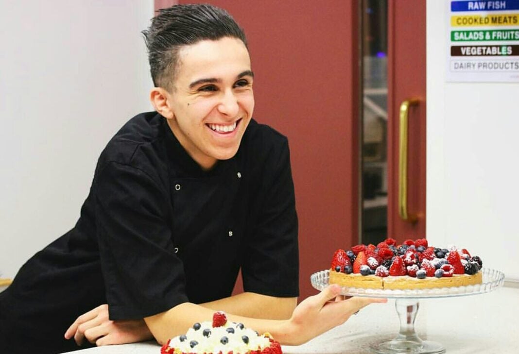 Cuisine : Hadj Mebarek emboite le pas au célèbre Français Cédric Grolet Hadj Mebarek souriant avec un gâteau aux fruits et baies.