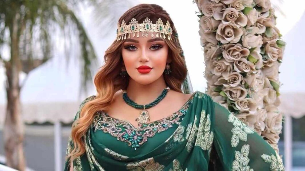 Incroyable !! Rania Chettouh n’est plus la miss Arabe 2022 : voici sa remplaçante Jeune femme en robe verte et couronne lors d'un événement.