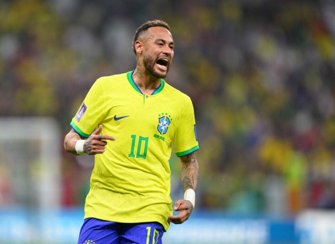 Neymar célèbre lors d'un match de football avec le maillot brésilien.