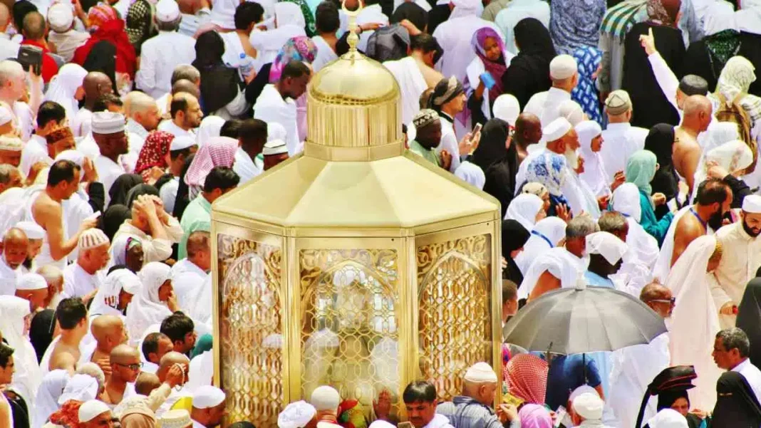 Omra : 250 pèlerins algériens bloqués dans le froid à l’aéroport d’Alger Foule de pèlerins musulmans en vêtements blancs lors du Hajj.