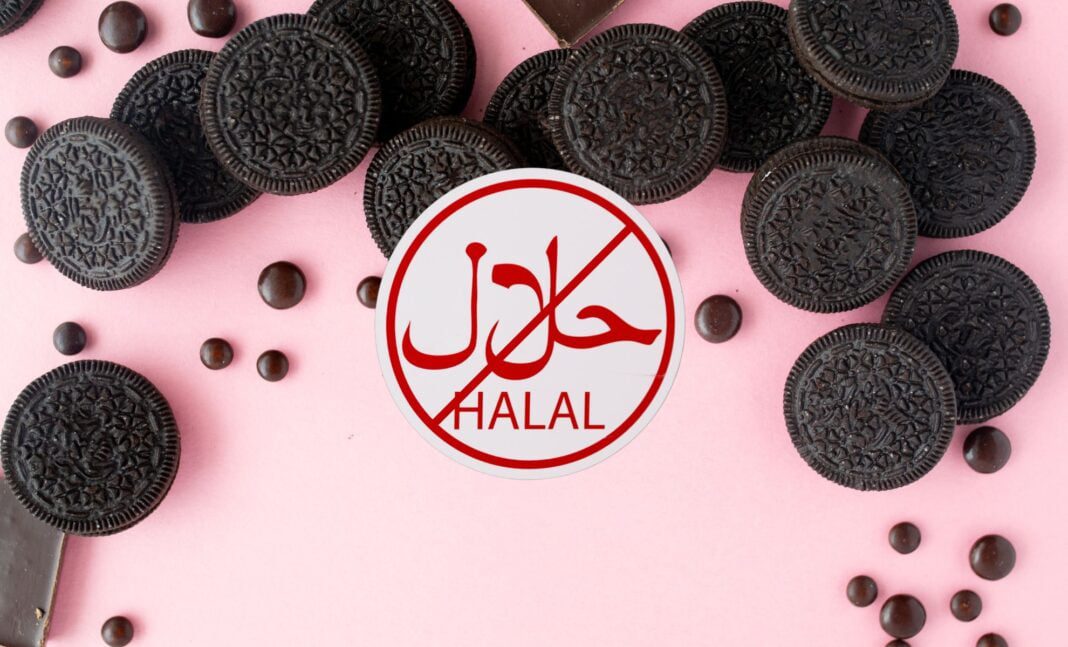 Biscuits Oreo avec logo halal sur fond rose.