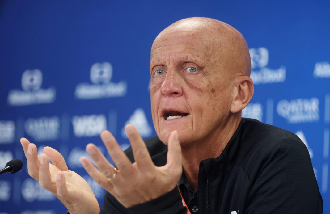 CDM 2022 : la FIFA tente d’expliquer les longues minutes de temps additionnel Entraîneur ou officiel expliquant le temps additionnel lors d'une conférence FIFA.