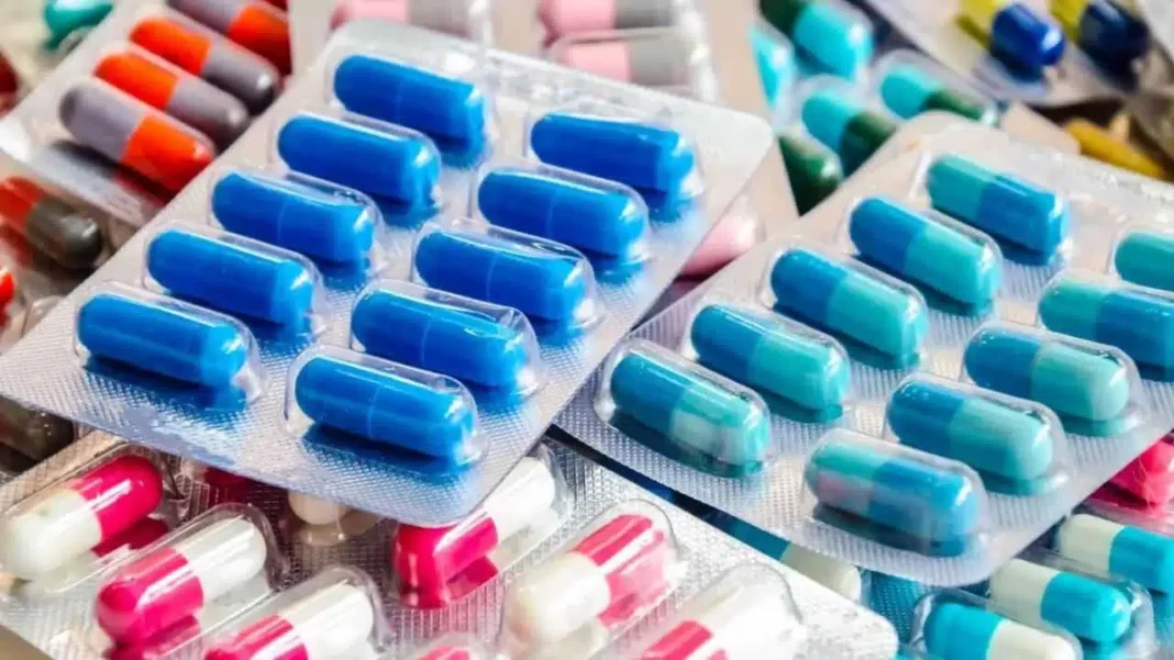 Découvrez les dangers de la prise d’antibiotiques sans ordonnance Capsules de médicaments en blister, médicaments sans ordonnance.