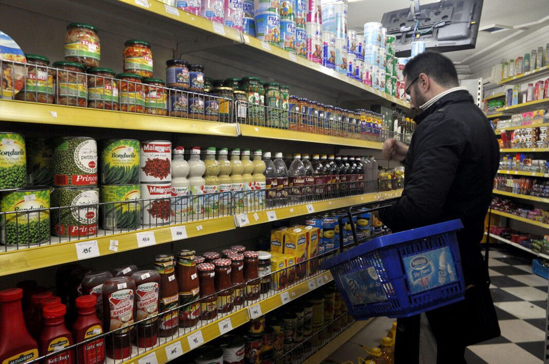 Client faisant ses courses dans un supermarché algérien.