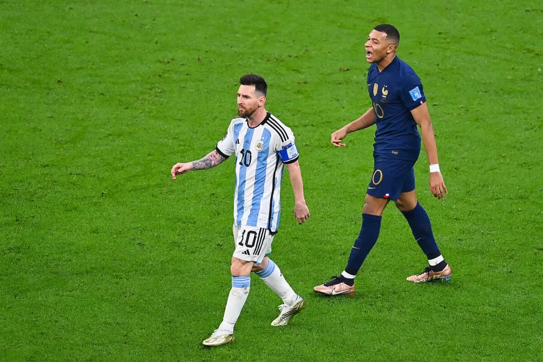 Messi et Mbappe en action sur le terrain Messi et Mbappe lors d'un match de football intense.