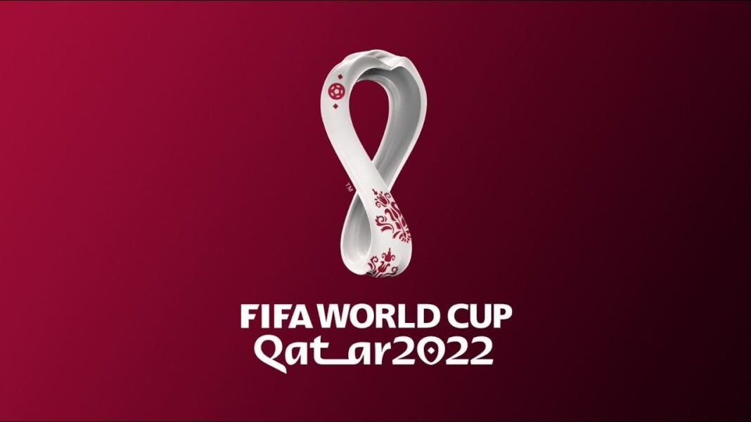 Logo de la Coupe du Monde FIFA Qatar 2022 sur fond rouge.