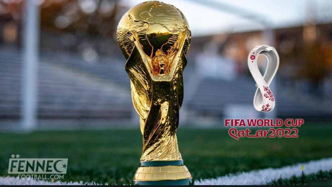 Découvrez les propos scandaleux de BFM TV sur le Qatar et l’Islam (Vidéo) Trophée de la Coupe du Monde FIFA 2022 sur un terrain de football.